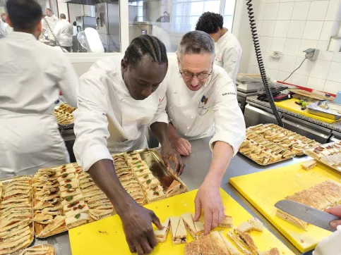 Jeune du lycée Poullart des places préparant un cocktail