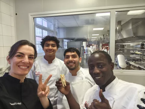 Les jeunes qui posent dans les cuisines