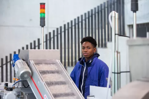 Jeune en formation électrotechnique dans la galerie des apprentissages Saint-Philippe sur le plateau technique élec