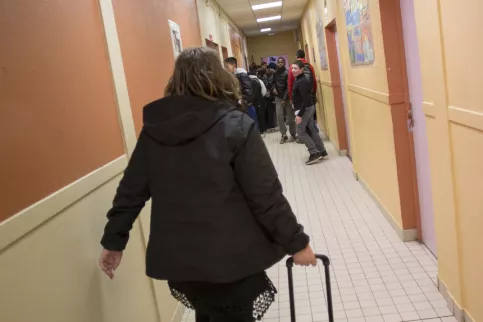 Jeune fille marchant dans les couloirs du collège Saint-Pie X