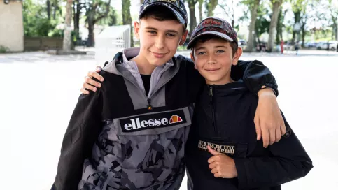 Deux jeunes amis bras dessus bras dessous