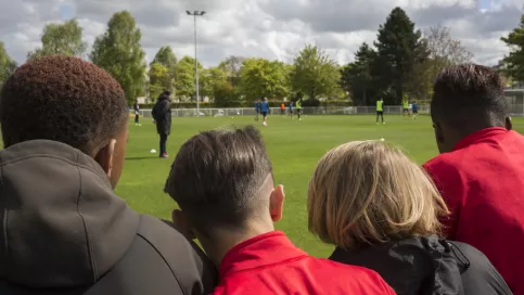 Jeunes du collège Saint-Jean regardant un match de foot 