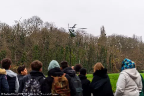 Décollage d'un hélicoptère devant les jeunes 
