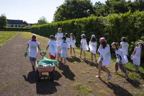 Ecole Saint-Pierre - Opération "Nettoyons la nature" : une classe de CE1 et une classe de CE2, accompagnées de leurs enseignantes et de mamans, ramassent, pour la 3ème fois de l'année, les déchets à Villeneuve-Le-Comte