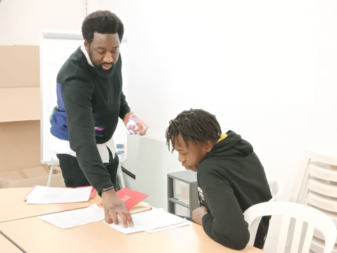 Jeune et son formateur dans le cadre de la formation SKOLA Vente 