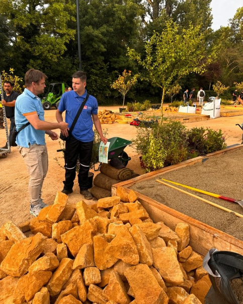 Discussion entre un jeune et son formation lors d'une épreuve MAF au Campus Saint-Antoine