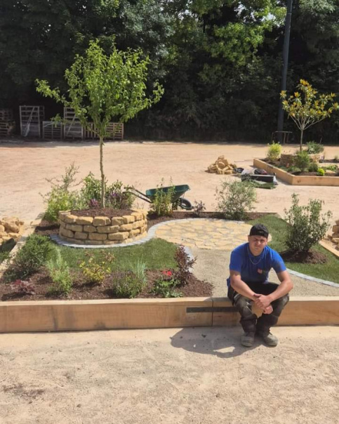 Jeune pose devant sa scène paysagère au Campus Saint-Antoine