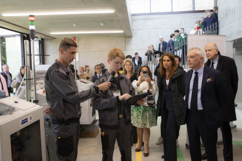 Le jeune Gabriel en pleine démonstration des machines aux élus 