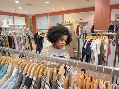 Jeune en formation SKOLA vente en conditions réelles dans la boutique école SKOLA du cnetre commercial Westfield Vélizy 2