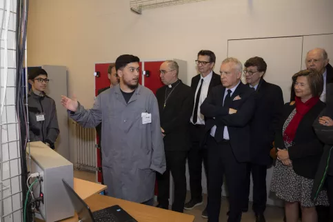Jeunes en filière électricité et électrotechnique presentant ses outils de formation