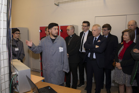 Jeunes en filière électricité et électrotechnique presentant ses outils de formation