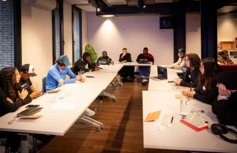 Les jeunes du programme Bootcamp rassemblés autour d'une table pour un temps de travail