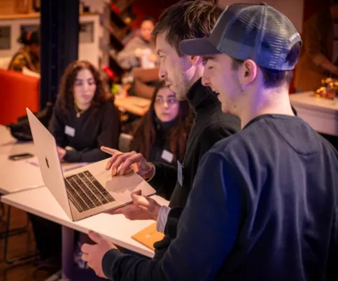 Jeunes travaillant sur un ordinateur