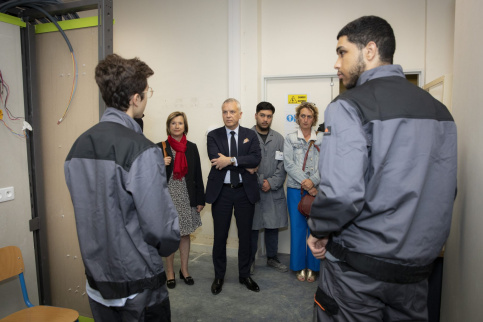 Jeunes en filiere electricite et electrotechnique presentant leurs outils de formation