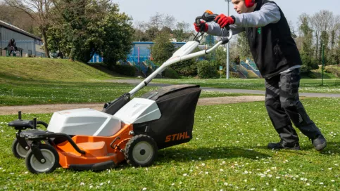 Jeune passant la tondeuse sur le site du Lycée Nature et Services