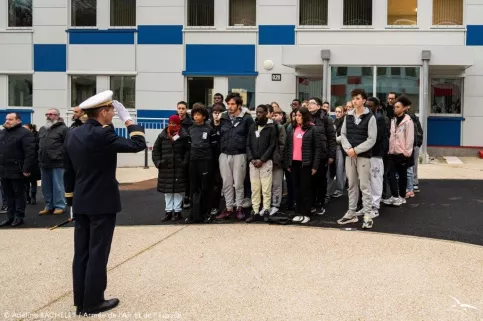 Jeunes du collège Saint-Pie X dans la cour de la base de Taverny