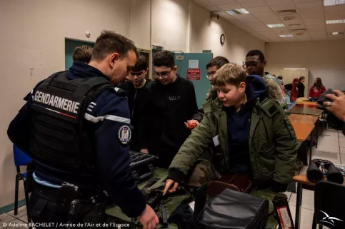Les jeunes du collège Saint-Pie discutent avec des gendarmes