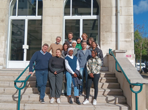 La promo 2024 de la POEI au parcours d'éducateur posant devant le siège d'Apprentis d'Auteuil