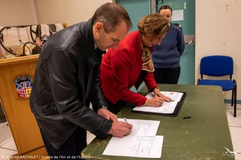 La directrice du collège Saint-Pie X et le responsable de la base aerienne
