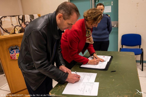 La directrice du collège Saint-Pie X et le responsable de la base aerienne