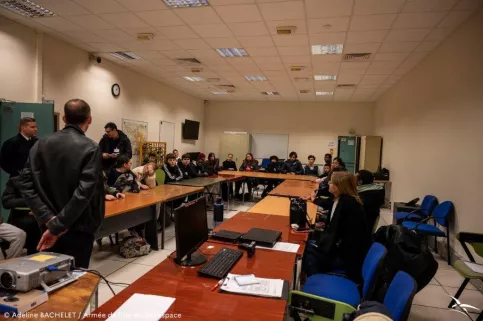 Temps d'échanges entre les jeunes du collège et les gendarmes dans une pièce