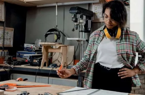 PERSONNE TRAVAILLANT DANS UN ATELIER BOIS