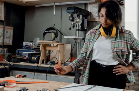 PERSONNE TRAVAILLANT DANS UN ATELIER BOIS