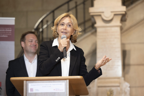 Valérie Pécresse donne un discours lors de l'inauguration de la galerie des apprentissages