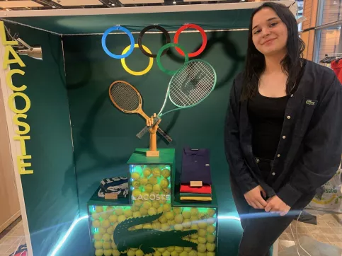 Vitrine de Victoire, élève en Marchandisage Visuel pour les MAF