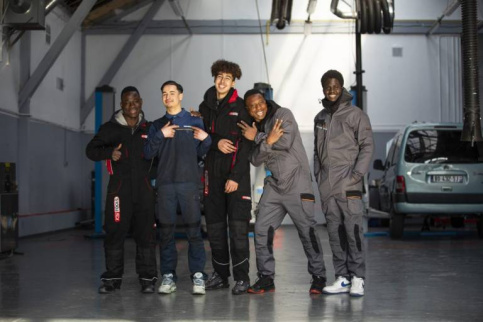 Un groupe de jeunes en formation dans le garage d'application