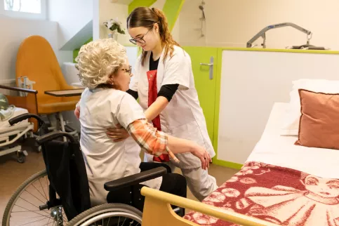 jeune fille en formation service à la personne simulant une aide d'une personne âgée avec sa formatrice
