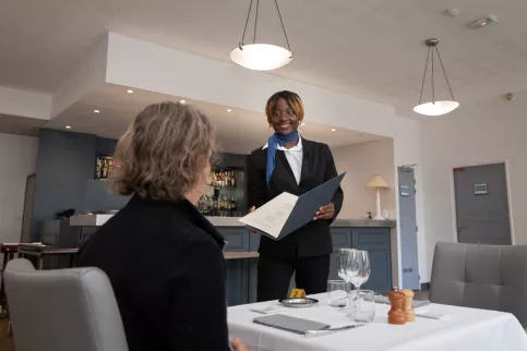 Jeune fille en formation service à l'EHST