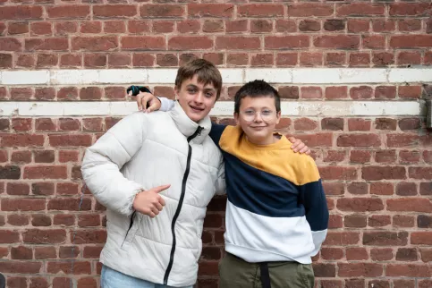 Deux jeunes collégiens souriants
