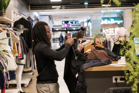 Zackaria dans la boutique éphèmère SKOLA s'occupe des vêtements