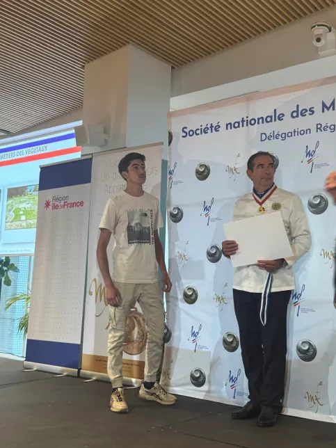 Le jeune Benjamin recevant sa médaille d'or