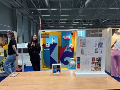 Naya devant sa vitrine au MAF national