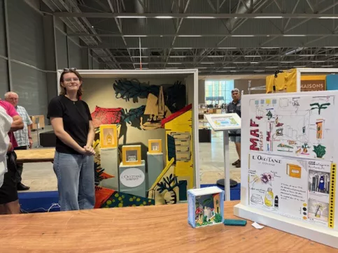 Marine devant sa vitrine