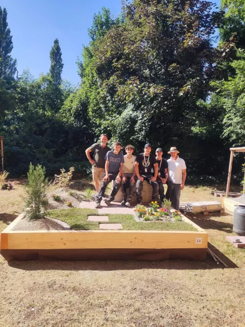 Les jeunes du Campus Saint-Antoine posent devant une scène paysagère