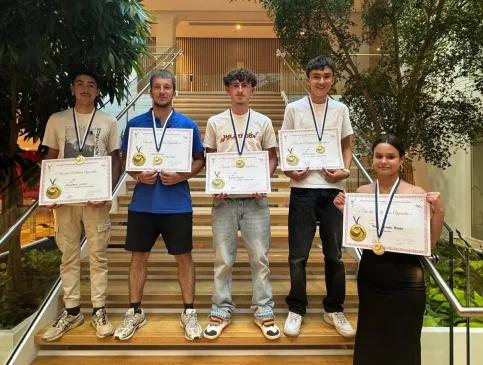 Jeunes du Campus Saint-Antoine posant avec leurs diplômes et leurs médailles