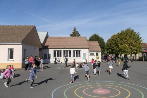 Enfants jouant dans un cour d'école