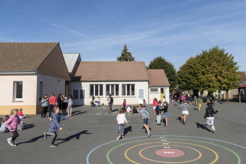 Enfants jouant dans un cour d'école