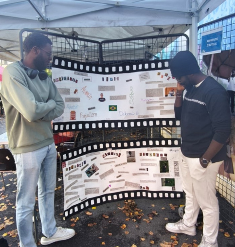 Les deux jeunes devant leur fresque 