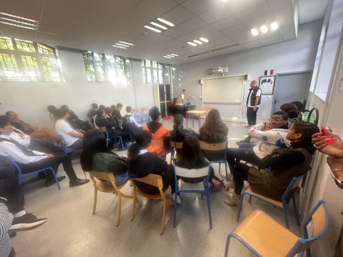 Les jeunes assistant à une conférence dansée sur le harcèlement