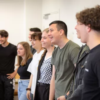 Un groupe de jeunes en train d'échanger et de rigoler