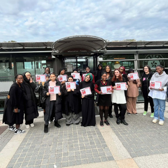 Photo de groupe avec les jeunes femmes investies dans le Bootcamp et leurs accompagnatrices