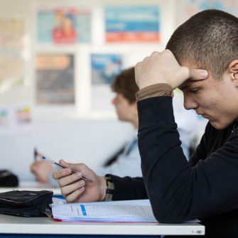 Jeune homme a sa table de cours