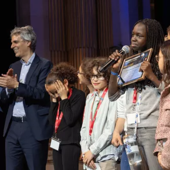 Les jeunes d'Apprentis d'Auteuil sur scène lors de la cérémonie de remise des prix