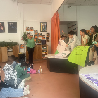 Les élèves en plein débat sur le thème du harcèlement