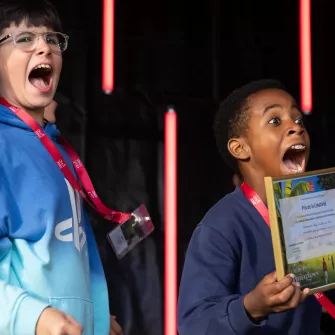 jeunes heureux de gagner un prix au concours artistique