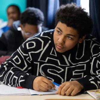jeunes en cours à sa table